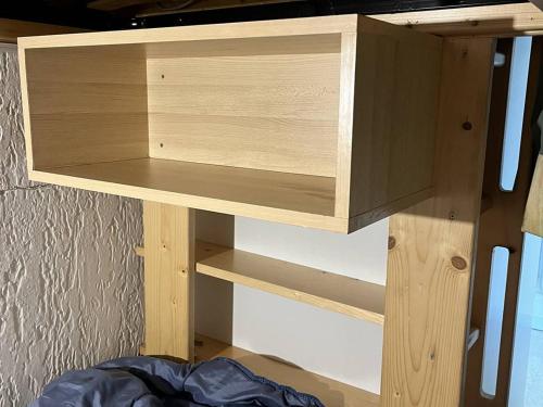 a wooden book shelf in a room at Studio 4 pers en Centre-Ville, à 600m des Télécabines, Super Équipé avec Ascenseur - FR-1-234-319 in Cauterets