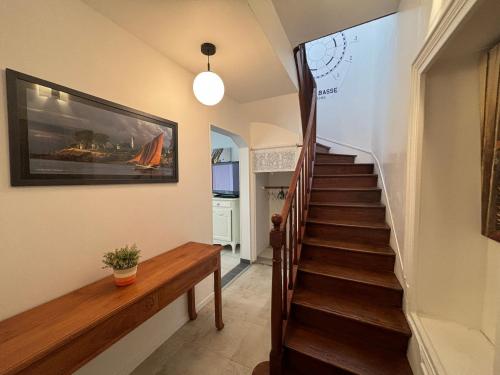 - un couloir avec un escalier dans l'établissement Maison 4 chambres, 2 étoiles, près plage, port de pêche – Les Sables-d'Olonne - FR-1-197-605, à Les Sables-dʼOlonne