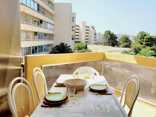 Photo de la galerie de l'établissement T2 ensoleillé pour 4 face mer avec parking à Canet-en-Roussillon - FR-1-794-105, à Canet