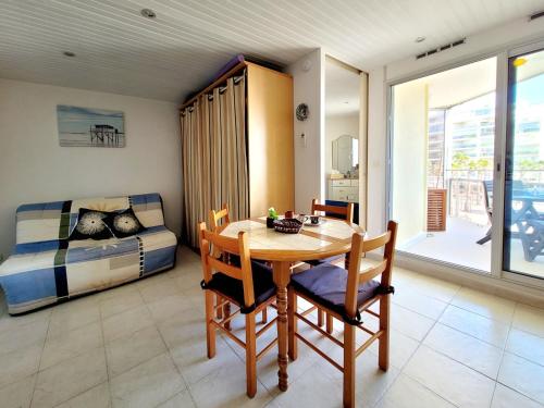 une salle à manger avec une table et un lit dans l'établissement Canet-en-Roussillon T2, 4 pers, Clim, face mer - FR-1-794-106, à Canet