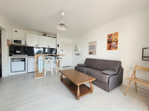un salon avec un canapé et une table dans l'établissement Joli T2 rénové - 4 Pers - Parking - Wifi - Proche Mer - FR-1-794-101, à Canet