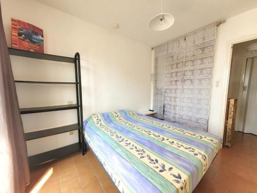 une chambre avec un lit dans une pièce dans l'établissement Joli T2 rénové - 4 Pers - Parking - Wifi - Proche Mer - FR-1-794-101, à Canet
