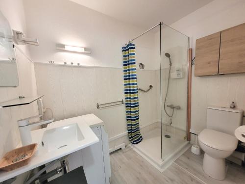 une salle de bain avec une douche, un lavabo et des toilettes dans l'établissement Joli T2 rénové - 4 Pers - Parking - Wifi - Proche Mer - FR-1-794-101, à Canet
