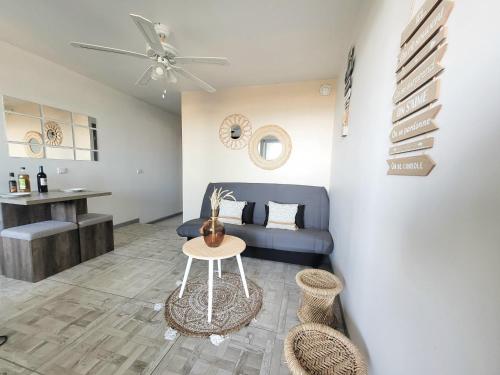 un salon avec un canapé bleu et une table dans l'établissement Canet-en-Roussillon - T2 moderne 4 pers, accès direct plage, terrasse vue mer - FR-1-794-103, à Canet