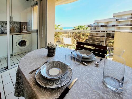 - une table avec plaques de cuisson et vue sur l'océan dans l'établissement Canet-en-Roussillon - Studio moderne pour 4 pers - Clim - Proche mer et commodités - FR-1-794-104, à Canet