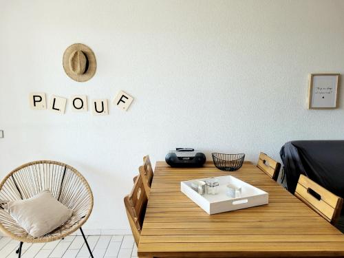 une pièce avec une table, des chaises et un lit dans l'établissement Canet-en-Roussillon - Studio moderne pour 4 pers - Clim - Proche mer et commodités - FR-1-794-104, à Canet