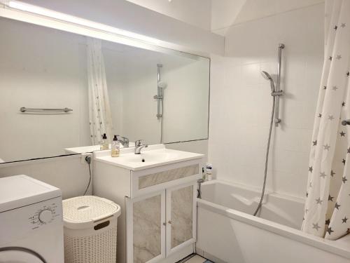 une salle de bain blanche avec un lavabo et une douche dans l'établissement Canet-en-Roussillon : T3 pour 6 pers, Parking, Wifi, Animaux admis - FR-1-794-111, à Canet