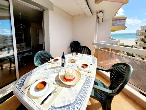 Photo de la galerie de l'établissement Canet-en-Roussillon T3, 5e étage, vue mer et Canigou - FR-1-794-113, à Canet