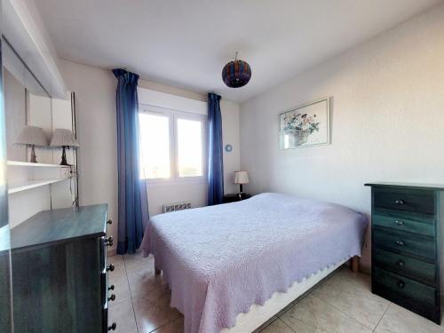 une chambre avec un lit et une fenêtre dans l'établissement Beau T3 traversant - Front de mer - 100m Plage - Parking privé - 2ème étage - FR-1-794-112, à Canet