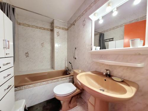 une salle de bain avec un lavabo, des toilettes et une baignoire dans l'établissement Beau T3 traversant - Front de mer - 100m Plage - Parking privé - 2ème étage - FR-1-794-112, à Canet