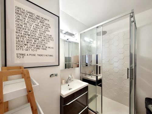 une salle de bain avec un lavabo et une douche dans l'établissement Canet-en-Roussillon - T3 Moderne & Cosy - 6 pers - Clim, Garage - Piscine - FR-1-794-116, à Canet