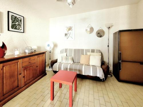 - une chambre avec un lit et un tabouret rouge dans l'établissement Canet-en-Roussillon T2 - 3 pers, Front de Mer, Ascenseur - FR-1-794-117, à Canet