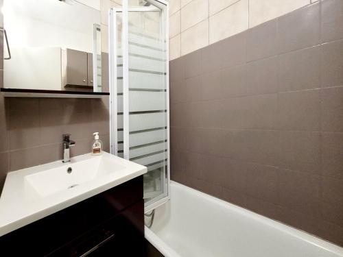 une salle de bain avec un lavabo et une baignoire dans l'établissement Canet-en-Roussillon T2 - 3 pers, Front de Mer, Ascenseur - FR-1-794-117, à Canet