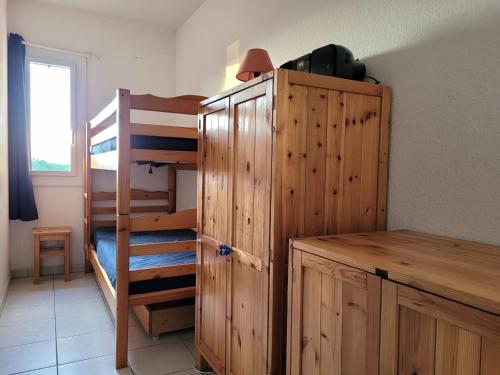 - une chambre avec des lits superposés et une chambre avec des lits superposés dans l'établissement Canet Sud - T2 cabine 4/6 pers - Terrasse - Accès direct plage - FR-1-794-121, à Canet