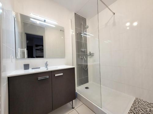 une salle de bain avec une douche, un lavabo et un miroir dans l'établissement Canet Sud - T2 cabine 4/6 pers - Terrasse - Accès direct plage - FR-1-794-121, à Canet