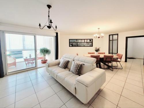 un salon avec un canapé et une table dans l'établissement Canet-en-Roussillon - Superbe T3 Moderne 4 pers avec Climatisation et Parking - FR-1-794-122, à Canet