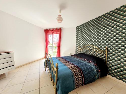 une chambre avec un lit avec un grand mur dans l'établissement Canet-en-Roussillon - Superbe T3 Moderne 4 pers avec Climatisation et Parking - FR-1-794-122, à Canet