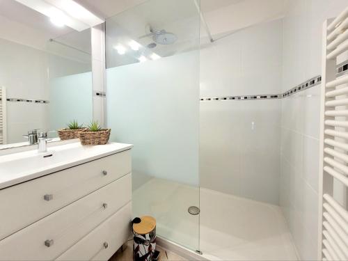 une salle de bain avec douche et lavabo dans l'établissement Canet-en-Roussillon - Superbe T3 Moderne 4 pers avec Climatisation et Parking - FR-1-794-122, à Canet