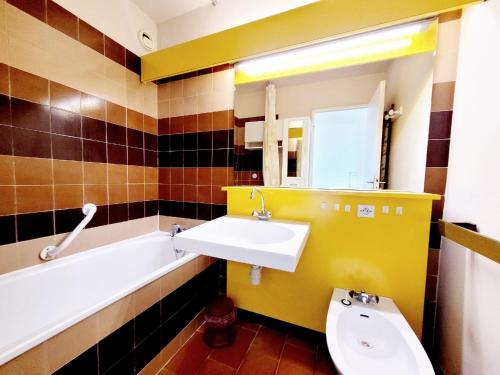 une salle de bain avec un lavabo et une baignoire dans l'établissement Canet-en-Roussillon - T2 lumineux pour 4 pers, terrasse, parking privé, plage à 50m - FR-1-794-114, à Canet