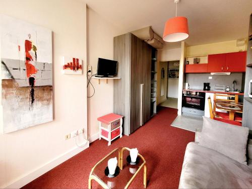 un salon avec un canapé et une table dans l'établissement Canet-en-Roussillon - Studio cosy 2 pers - Front de mer - Balcon, TV, animaux admis - FR-1-794-115, à Canet