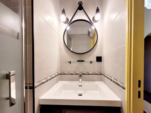 une salle de bain avec un lavabo et un miroir dans l'établissement Canet-en-Roussillon - Studio cosy 2 pers - Front de mer - Balcon, TV, animaux admis - FR-1-794-115, à Canet