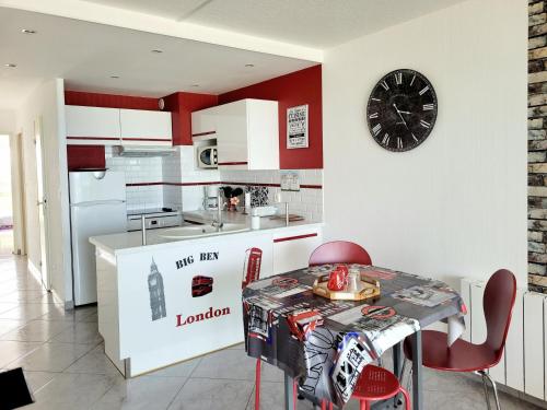 Photo de la galerie de l'établissement Canet-en-Roussillon - 4 pers - T2 - Clim - Loggia vue mer - Parking - FR-1-794-125, à Canet