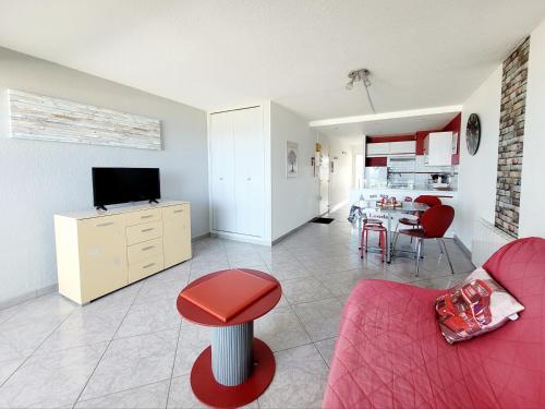 Photo de la galerie de l'établissement Canet-en-Roussillon - 4 pers - T2 - Clim - Loggia vue mer - Parking - FR-1-794-125, à Canet