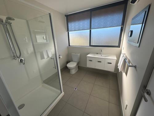 Un baño con ducha, inodoro y lavabo. en Apartment 01, en Hanmer Springs