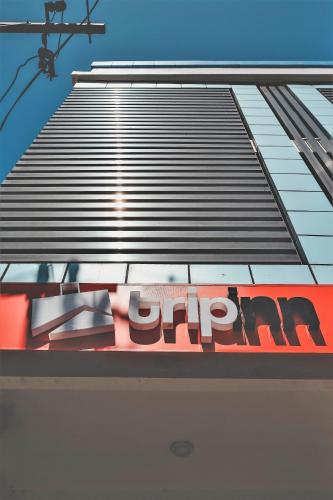 Trip Inn Legazpi City near Airportに飾ってある許可証、賞状、看板またはその他の書類
