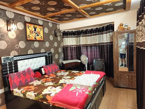 ein Schlafzimmer mit einem Bett in einem Zimmer mit Bergblick in der Unterkunft Shri Rudra Home Stay - 2-BHK fully furnished home stay in Bhīm Tāl