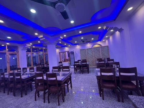 Un restaurante o sitio para comer en Hotel Lal's Inn