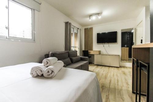 En eller flere senge i et værelse på MB611 - Apto aconchegante na Liberdade c/piscina