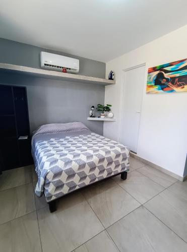 a bedroom with a bed in a room at Departamentos Caracoles Miramar in Ciudad Madero