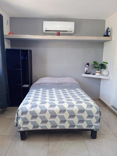 a bedroom with a bed in a room at Departamentos Caracoles Miramar in Ciudad Madero