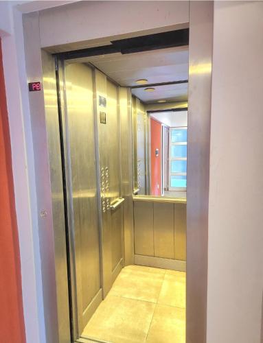 a hallway with a door to a room with a window at Studio apartment mitre in Saladillo