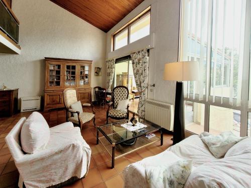 un salon avec un canapé et une table dans l'établissement Maison T4 climatisée, parking, véranda, jardin clos, proche plage et commerces, idéale 6 personnes - FR-1-794-137, à Canet