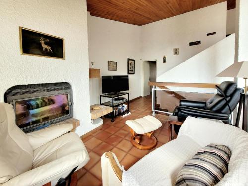 - un salon avec un canapé et un piano dans l'établissement Maison T4 climatisée, parking, véranda, jardin clos, proche plage et commerces, idéale 6 personnes - FR-1-794-137, à Canet