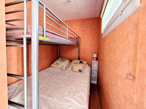 Ce lit superposé se trouve dans une petite chambre dotée d'un lit superposé gmaxwell gmaxwell. dans l'établissement Studio Cabine Moderne RDC, Terrasse, Parking, Proche Mer, 500m Plage, 4 Pers, Animaux OK - FR-1-794-140, à Canet