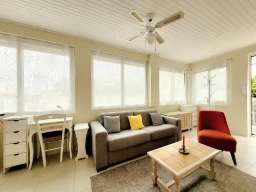 un salon avec un canapé et une table dans l'établissement Maison T3 climatisée à Canet - 6 pers, terrasse, parking, proche mer - FR-1-794-134, à Canet