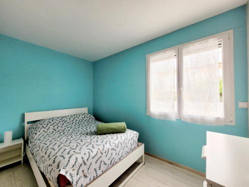 - une chambre bleue avec un lit et 2 fenêtres dans l'établissement Maison T3 climatisée à Canet - 6 pers, terrasse, parking, proche mer - FR-1-794-134, à Canet