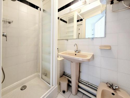 une salle de bain blanche avec un lavabo et une douche dans l'établissement Canet-en-Roussillon - Studio alcôve 4 pers - Terrasse - Parking privé - FR-1-794-138, à Canet