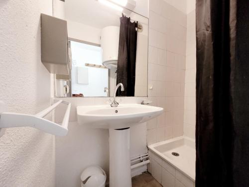 une salle de bain blanche avec un lavabo et un miroir dans l'établissement Canet-en-Roussillon Studio cabine - 4 pers, vue mer, ascenseur, parking, animaux admis - FR-1-794-135, à Canet