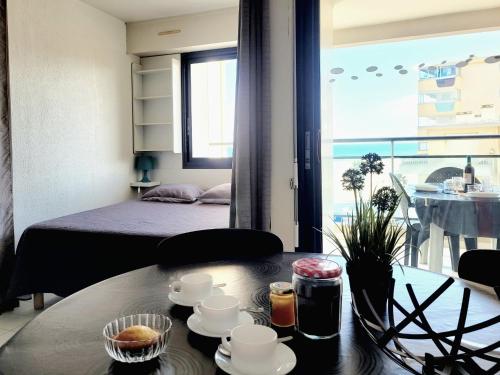 - un salon avec un lit et une table basse dans l'établissement Canet-en-Roussillon - Studio alcôve 4 pers - Terrasse - Parking privé - FR-1-794-138, à Canet