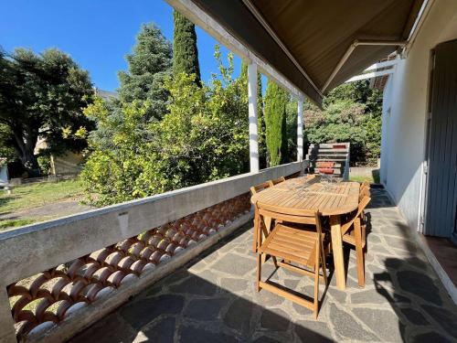 Photo de la galerie de l'établissement Maison 3 pièces avec jardin, à 2 pas du centre, 8 couchages, parking, clim et ménage inclus - FR-1-226B-208, à Cavalaire-sur-Mer