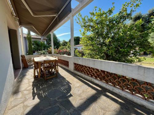 Photo de la galerie de l'établissement Maison 3 pièces avec jardin, à 2 pas du centre, 8 couchages, parking, clim et ménage inclus - FR-1-226B-208, à Cavalaire-sur-Mer