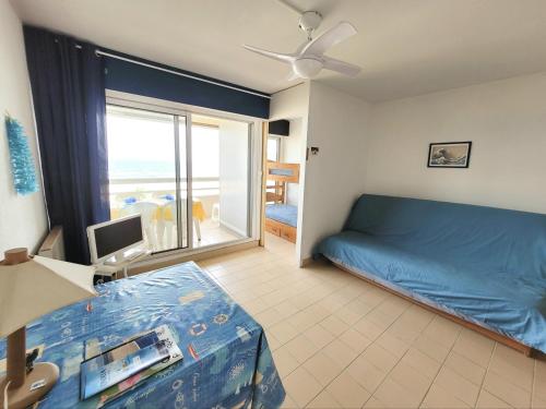une chambre avec un lit et une fenêtre avec vue dans l'établissement Canet-en-Roussillon - Studio cabine 4/5 pers - bord de mer avec parking - FR-1-794-144, à Canet