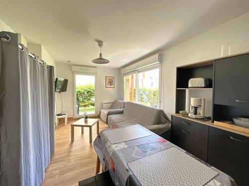- un salon avec un canapé et une télévision dans l'établissement Studio Rénové avec Jardin Privé et Parking - Proche Berck Ville et Plage - FR-1-646-66, à Berck-sur-Mer