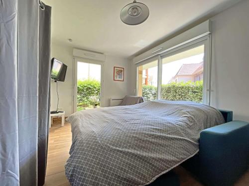 une chambre avec un lit et une grande fenêtre dans l'établissement Studio Rénové avec Jardin Privé et Parking - Proche Berck Ville et Plage - FR-1-646-66, à Berck-sur-Mer