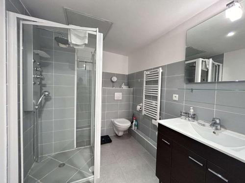 une salle de bain avec une douche, des toilettes et un lavabo dans l'établissement Charmant T2 en Centre-Ville, Terrasse, Clim et Parking, Proche Plage et Commodités - FR-1-226-550, à Sainte-Maxime