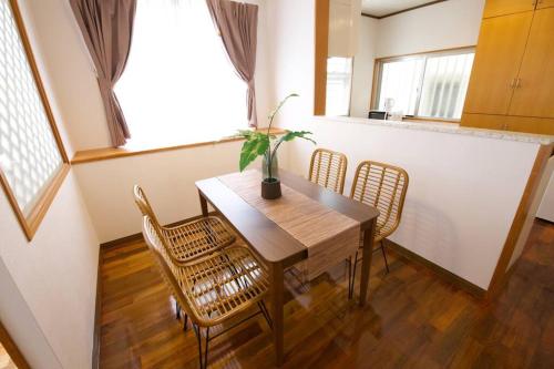 Kuchyň nebo kuchyňský kout v ubytování URASOE House